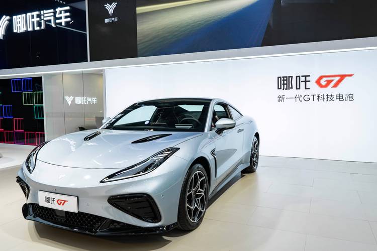 惠州101哪吒汽车在智能汽车领域的表现，领途汽车在新能源汽车市场中的影响力